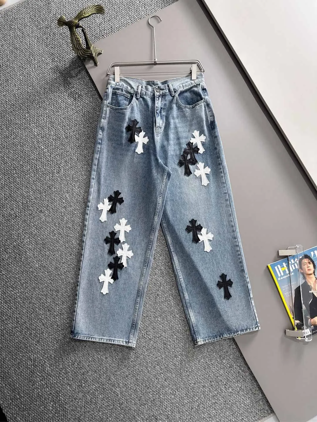 🅿️400 Croxin 2025 summer loose wide-leg jeans straight trousers, the trend in the trend! Many fashion bloggers control the upper body. The water is woven from imported Japanese Denim plain cotton denim fabric. It has three standards, is soft, delicate, comfortable and breathable. The color has a modern and fashionable vicissitudes. The upper body is versatile and fashionable! Light luxury, a must-have item for daily commuting! Size: S-3XL (please state your height and weight when placing an order)